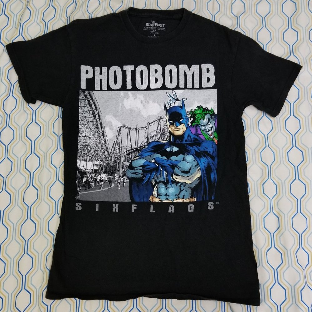 Six Flags Batman Joker Photobomb T Shirt DC Comics - Picture 2 of 4